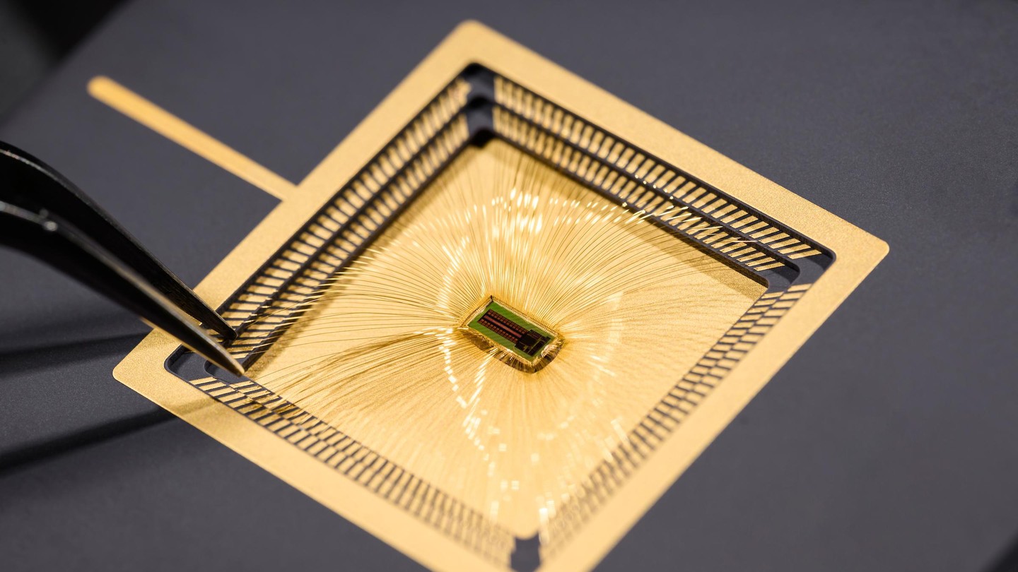 An entire brain-machine interface on a chip